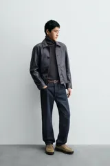 Bota de caña baja con cordones, confeccionada en piel con acabado de serraje. Presenta horma redonda, detalle de costura en el empeine y suela track con volumen.