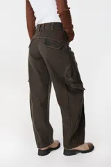 Jean de corte baggy con pierna recta y ancha, color verde oscuro con efecto lavado. Presenta bolsillos cargo laterales, costuras reforzadas y detalle de bordado del isologo en la parte trasera.