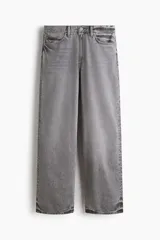 Jean de cinco bolsillos en denim de algodón rígido, de corte holgado con piernas redondeadas extraamplias, tiro bajo y cierre frontal.