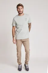 Remera blanca de manga corta con cuello redondo y un pequeño estampado azul en el pecho.