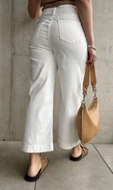 Pantalón capri blanco de tiro alto, corte recto y detalle de costuras onduladas en los bolsillos delanteros.