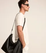 Remera de manga corta color beige, con cuello redondo y tejido texturizado acanalado.