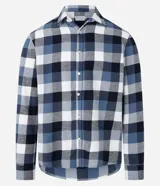 Camisa de franela para hombre, modelo comfort, con estampado de cuadros en tonos azules, blancos y negros, cuello camisero, manga larga y cierre frontal de botones.