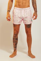 Short de baño rosado con estampado tropical de palmeras y vehículos, con cintura elástica con cordón ajustable.