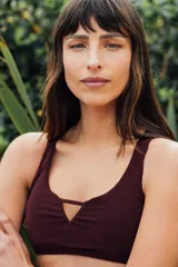 Top de bikini color bordó, con breteles anchos y abertura triangular en el centro del busto. Se ata en la espalda y tiene copas desmontables.