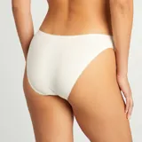 Pack de tres braguitas clásicas de algodón color beige con borde de encaje.