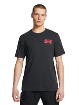 Remera de manga corta Under Armour, color negro, con cuello redondo acanalado y estampado gráfico en el pecho en tonos rojizos.