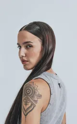 Musculosa gris claro con efecto gastado (acid wash), corte ajustado (slim-fit) y cuello redondo con terminaciones deshilachadas o con ojales pequeños.