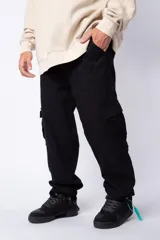 Pantalón tipo cargo color negro, con bolsillos laterales con solapa y corte holgado.