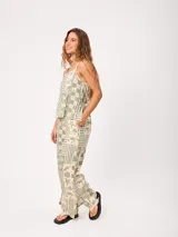 Top de algodón verde y crudo con estampado de motivos marinos, geométricos y tropicales, con tirantes anchos, escote cuadrado y cordones ajustables en los laterales.