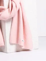 Bufanda de tejido de punto acanalado en color negro, con etiqueta de marca en uno de sus extremos.