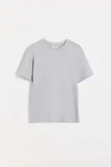 Pack de dos remeras de manga corta en jersey de algodón, una blanca y una gris melange, con cuello redondo y calce clásico.