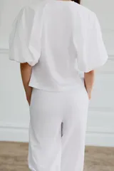 Camiseta blanca de algodón con cuello redondo y mangas cortas abullonadas.