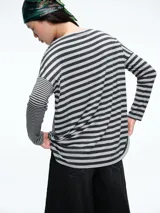 Camiseta de manga larga con cuello redondo y diseño a rayas horizontales en tonos gris y negro. Presenta un corte holgado y cómodo con caída fluida.