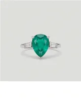 Anillo de plata con piedra central verde en talla gota y detalles de circones laterales en talla baguette.