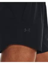 Short deportivo de entrenamiento Under Armour, color negro, con cintura elástica y bajo curvado. Cuenta con bolsillos laterales y tejido elástico en cuatro direcciones.