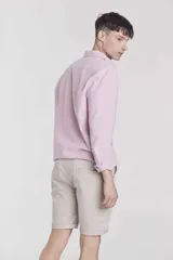 Camisa de manga larga a rayas verticales rojas y blancas, de corte recto y cuello clásico.