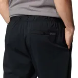 Pantalón técnico Columbia de corte tapered, color negro, con cintura elástica, bolsillos laterales y dobladillo elástico en los tobillos. Cuenta con tecnología Omni-Shield resistente al agua y a las manchas.