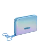 Billetera pequeña con cierre perimetral, acabado iridiscente en tonos degradados de azul y violeta. Incluye un llavero con dije en forma de corazón y logo de la marca en relieve en el frente.