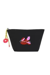Necessaire de color negro con estampado frontal de labios y la inscripción 'Oreiro Love'. Incluye un tirador de cierre con cordón amarillo y dije circular con logo.