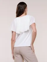 Blusa de corte recto Cable & Gauge, color blanco, con escote redondo, lazo central para anudar y volados fluidos en el frente y las mangas.