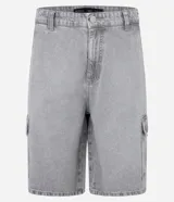 Bermuda baggy cargo para hombre confeccionada en jean negro, con cintura con trabillas, bolsillos laterales utilitarios y cierre frontal con botón y cremallera.
