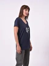 Remera verde militar con cuello redondo y estampado frontal con la frase "Do Not Disturb" en letras blancas.