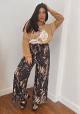 Pantalón palazzo de crepe con spandex, estampado con diseño abstracto en tonos marrón, beige, azul y negro. Cintura elastizada con lazo.