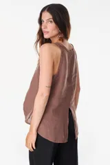 Blusa marrón de lino, sin mangas, con escote redondo y corte evasé. Presenta una costura vertical central en el frente y bajo asimétrico.