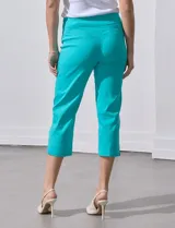 Pantalón capri de gabardina elastizada color beige, marca Zac & Reachel. Pretina ancha elastizada. Delantera y trasera con bolsillos simulados.