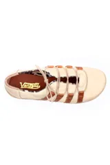 Zapato deportivo casual de cuero, con diseño de tiras laterales en contraste color marrón sobre base color crema. Presenta cierre con cordones y suela de goma con relieve.