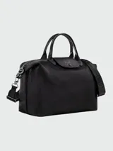 Bolso de mano Longchamp modelo Le Pliage Xtra L, color negro, confeccionado en cuero vacuno. Presenta un diseño estructurado con solapa frontal con botón a presión, doble asa superior y correa de hombro ajustable y extraíble con logo grabado.