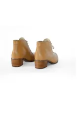 Botines acordonados de cuero vacuno color camel texturizado, con puntera ligeramente puntiaguda y tacón bloque de madera clara de 6 cm.