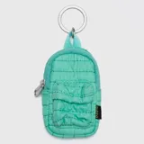 Llavero en forma de mini mochila acolchada color verde menta, con cierre frontal y argolla metálica. Cuenta con un pequeño bolsillo exterior y etiqueta de la marca.
