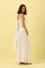 Pantalón palazzo de lino color blanco, con cintura elastizada y botones decorativos en los laterales.