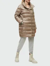 Campera de nylon color caqui, con relleno de plumas, cuello alto y cierre con broches a presión.