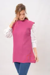Chaleco tejido de punto fucsia con cuello alto y ribete de contraste color naranja.