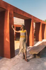 Top tejido a crochet con diseño de bloques de color en tonos negro y beige, presenta un recorte circular en el pecho y cuello redondo.