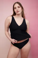 Tankini negro compuesto por una camiseta de baño con escote en V, tirantes ajustables y copas removibles, y una bombacha clásica a juego.