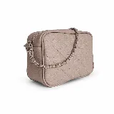 Bandolera de cuero natural con diseño acolchado en forma de rombos, cierre principal con cremallera y correa de cadena metálica. Cuenta con forro interior y bolsillos con cierre.