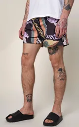 Short de baño de microfibra con estampado tropical de hojas en tonos pastel sobre fondo azul marino. Posee cintura elástica con cordón ajustable negro con inscripción repetida.