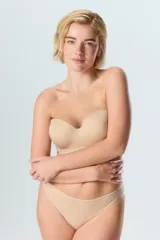 Corpiño strapless de tricot con preformado, aro interno y elástico siliconado en el escote para mayor sostén. Incluye breteles desmontables y prolongador.