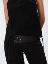 Chaleco de cuero marrón con diseño cruzado en la espalda y ajuste lateral mediante cordones. Presenta un corte holgado y moderno, ideal para usar como prenda de superposición.