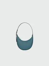 Cartera tipo hobo de cuero granulado en color verde azulado, con diseño de media luna, cierre superior con cremallera y correa corta para llevar al hombro.