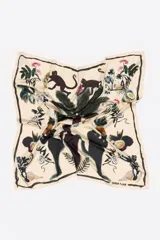 Pañuelo cuadrado de poliéster reciclado con un diseño estampado de temática tropical que incluye monos, palmeras y elementos botánicos sobre fondo blanco.