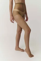 Medias de lycra color piel, semitransparentes, con puntera reforzada y terminación mate.
