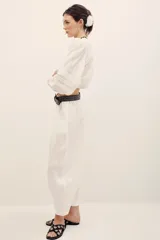 Pantalón babucha negro de lino, de corte holgado estilo barrel con pinzas en la cintura y bolsillos laterales.