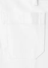 Jeans estilo wide leg de tiro alto en color blanco, con bolsillos de parche delanteros y cierre de cremallera y botón.