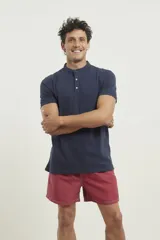 Remera azul con cuello mao y mangas cortas.