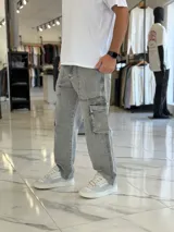 Pantalón cargo de jean color celeste, de corte oversize, con bolsillos laterales amplios en los muslos y bolsillos frontales superiores.
